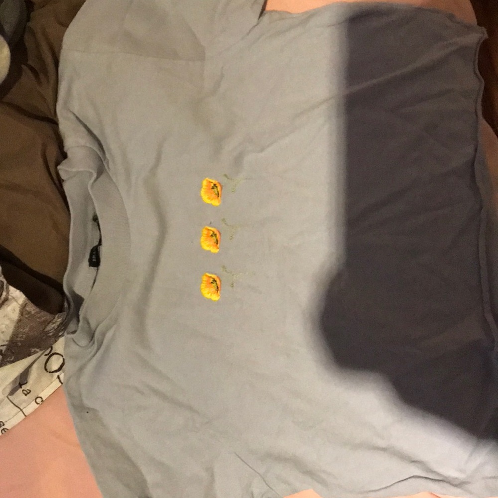 Blue cropped tee w/flowers